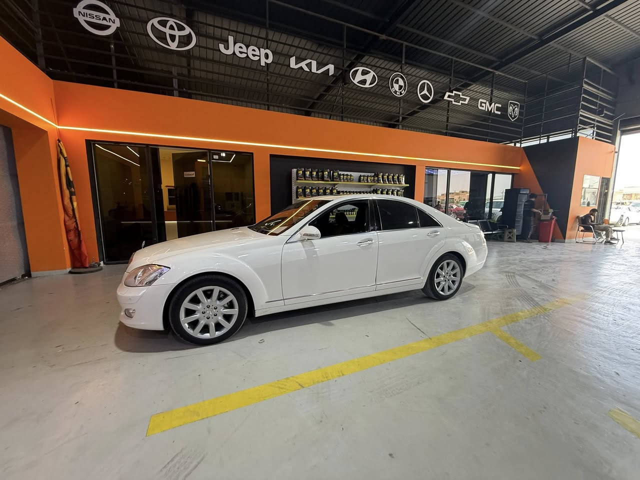 للبيع w221
موديل 2006 وارد يابان 
ماشيه 157 الف 
سياره جديده 
بيها صبغ جاملغات خلفيه وجنطه 
بدون حادث
للتواصل ***********
