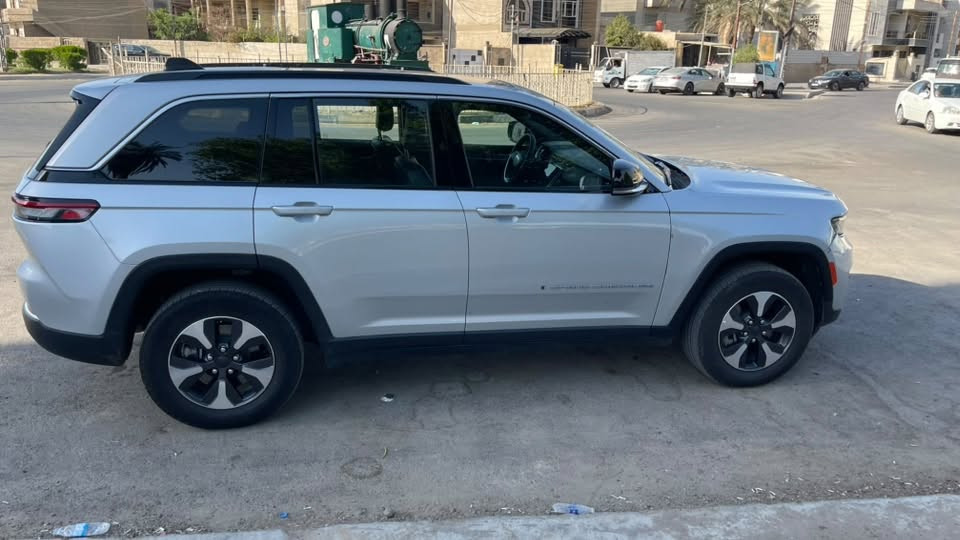 للبيع — Jeep grand cherokee 4xe 2024
📌 الموديل: 2024
📌 الفئة: 4xe — هايبرد (بنزين + كهرباء)
📌 الممشى: 25,500 فقط
📌 الدفع: رباعي 4×4
📌 الحالة: نظيفة جداً — جاهزة للاستخدام

 السياره بدون صبغ فقط جاملغ مرجع بارد

⭐ مميزات السيارة:

 • نظام هايبرد اقتصادي
 • عزم قوي وأداء ثابت
 • مريحة للمدينة وممتازة للطرق الخارجية
 • محافَظة وماشية قليل

💰 السعر المطلوب: 330 ورقة
📍 الموقع: بغداد — الكاظميه
📞 للتواصل: ***********
