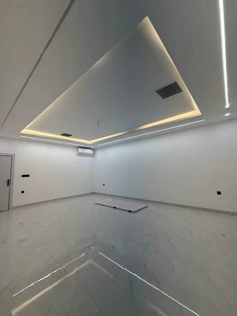 فيلا VIP مميزة جداً للبيع في زانر سيتي

فرصة نادرة لامتلاك فيلا بموقع استثنائي داخل المجمع
📍 واجهة مباشرة على مدخل المجمع، مقابل حديقة وبإطلالة مفتوحة على فلل كنجان

📐 المساحة: 230م
🏠 الحالة: زيرو (غير مستخدمة)

🔹 المميزات والإضافات:
• أرضية كاشي حديثة ومغيرة بالكامل
• نظام دراب متكامل
• سيستم كاميرات مراقبة جاهز

🛏️ التفاصيل:
• 4 غرف نوم (2 ماستر سويت)
• صالة مريحة
• استقبال أنيق
• مطبخ حار + بارد مع كاونتر جاهز

رقم الاتصال او واتساب
***********
***********
عدنان العقارات
