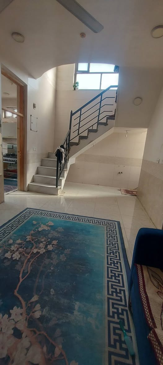 دار لبيع مساحه 100 واجه 7.50 ونزال 13.50
مطبخ. 3*3 

ستقبال 4*475
كليدور 7 *3.50
غرفه 4.25 *5 
صحيات داخليه.

بيتونه 5 * 3.40 

خدمات كامه ما مجاري تبليط.  قريب ع الشارع الرئيسي حله دوانيه.  

العنوان نادر قراغول شارع زين العابدين للاستفسار
التصال. ع الرقم *********** 
او مراسله ع الخاص. بناء حديث 2022
