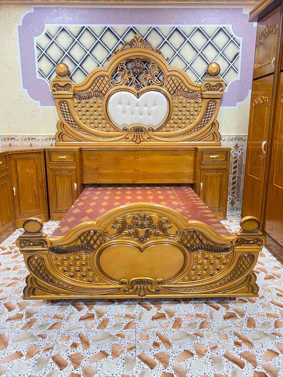 غرفه نوم خشب عراقي صاج داخل خارج
النضافه فول المكان الرمانه 
***********
