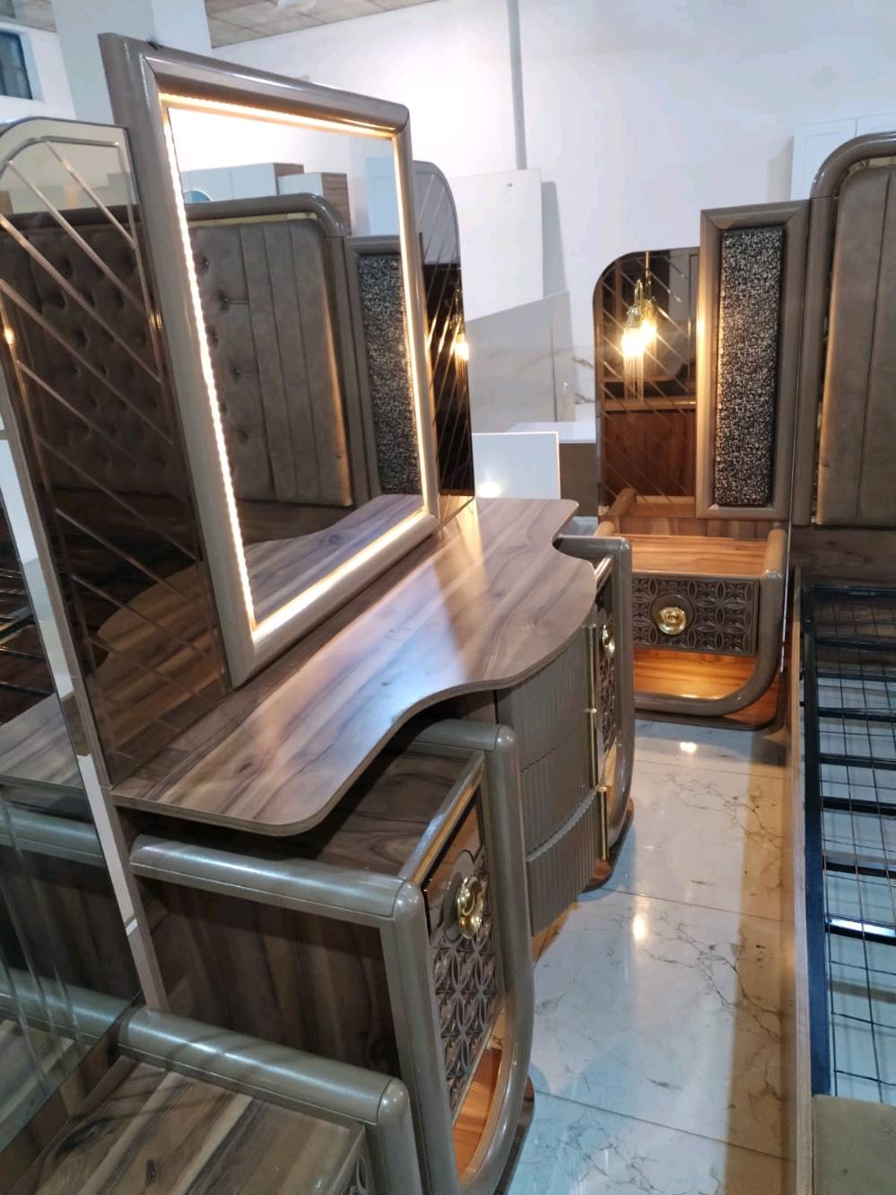 غرفه نوم كلش قليل مستعمل كل عيب ما بيها كلش نظيف سعر مليون ٣٠٠ بيها مجال شراي راسلوني واتساب *********** تدللون علينه 