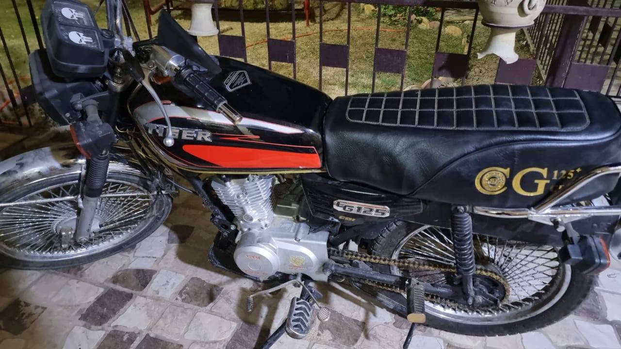 دراجة تايكر للبيع موديل ٢١ مامفتوح شرط لا صرف ولا تبخير كهربائيات كلها شغاله ماعدا الهورن عطل وما صلحته مرقمه نينوى باسمي رايدها ب1,500,000 قفل ما بيها اي مجال
مامتواجد على الفيس بوك 
هذا رقم الواتساب  ***********
