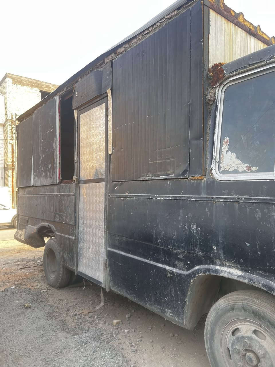 السلام عليكم سياره مطعم متنقله متروكه للبيع بمليونين تشتغل بس بيها نقوصات من باتري وعقل وشكم شغله 
***********
