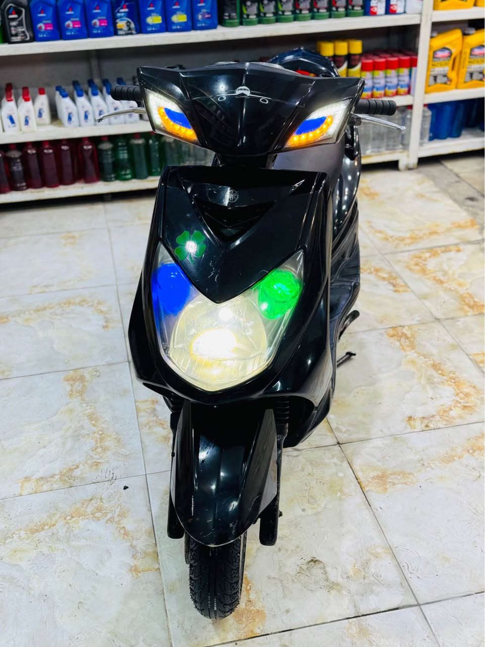 السلام عليكم سكنس فحل كابريتر كامله مكمله ما بيها نقص كلها شغاله سلف هندر بيها اكلج امامي رياضي قطره دهن رياضي بيها قباقه مال كور رياضي تخم تاير جديد نضافه فول كفرات بلادي الدراجه بس شغل واطلع السعر ٧٥٠ وبيها مجال مكاني دوره شارع ٦٠ رقمي *********** بغداد, العراق
