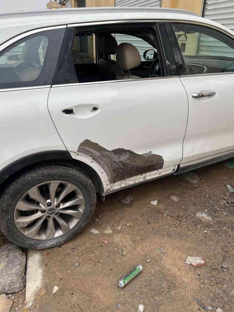 سلام عليكم 
سورنتو فول موصفات عده الفتحه 
سياره 6 سلندر 
بيها طخه بل باب موضحه بل صوره 
وبيها شخط بسيط هم موضح بل صوره 
السياره صار بيها ربل تبديل يطغ يعني مفتوح المحرك بس بحاله جيده توني شديت تايرات جدد + منظومه تبريد جديده
باتري جديد هزه جديد وتجديد السنويه هم جديد يعني السياره 
كامله من كلشي سعرها20 الف دولار وبيها مجالي يعني دفترين وبيها مجال 
رجائن انا مكلف بل نشر هذا رقم صاحب السياره
مكان السياره بصره ياسين اخريبط *********** Singapore
