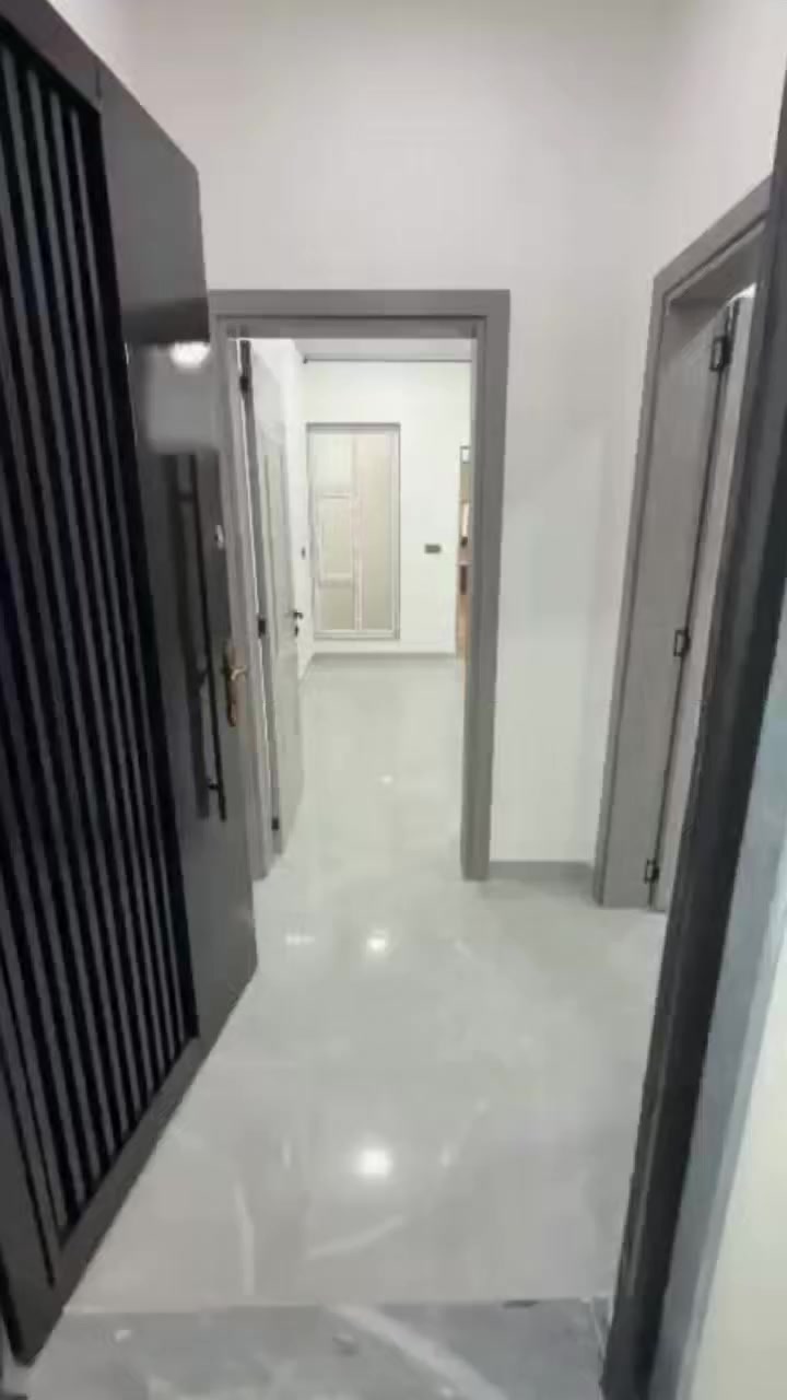 للإيجار بين ارضي غرفتين نوم هول واستقبال مدخل الكندي الثانيه للتواصل *********** *********** مكتب البناء الملكي
