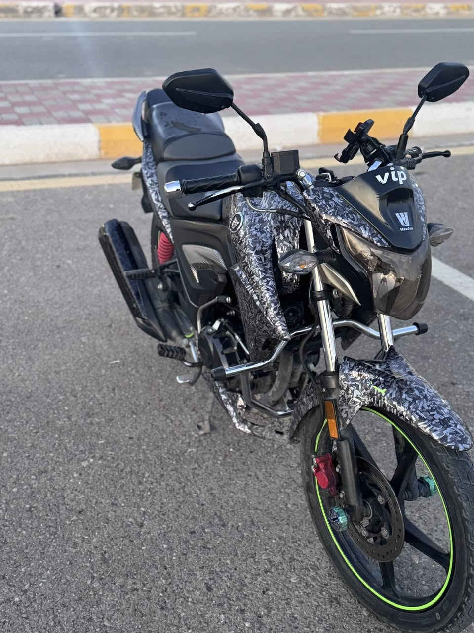 السلام عليكم دراجه هاوجي k4 بطح 2023للبيع الدراجه بعده نضيفه وجديده ومثل ما واضح كدامكم تجي تشوفه وتفحص واني الممنون مكمرك كامل بس تسجل للأستفسار اكثر خاص او *********** السعر 15 ونص وبي مجال للطيبين
