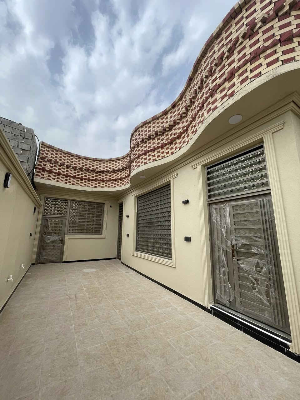 #بيت #اكسبلور. #الجميع #للبيع

📍موقع مميز ع شارع العام نهرخوز الطريزاويه 
✅مساحه 200 متر   
✅بناء البيت كامل طابوق 

يحتوي ع غرفتين وصالتين ضيوف و مطبخ وديوان خارجي وكراج كبير يسع يسارتين وصحيات داخليه وخارجيه 

سعر 140 وبي مجال 
*********** - ***********
