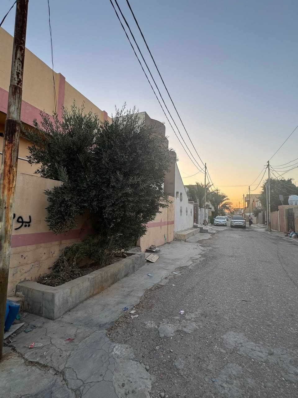 دار للايـجـار  فـي المزرعه

🏗️📍المــــــــوقع// فـي المزرعه فرع مقابيل عمر تركي 

✏️المســـــاحة// 200م

بـنـاء ( متوسط صالح للسكن

🧱الـدار // يحتوي علي

 (غرفة نوم 3➕هول➕ مطبخ➕ استقبال ➕ مجمعات صحية  خارجي و داخلي 

السعر : 250  الف
🏫نستقبل جميع عروض البيع و ترويجها بإعلانات 

للمزيد من التفاصيل الاتصال او المراسلة خاص  ***********
 📍موقع المكتب  📌 خانقين - المزرعه
خلف جامع الهدايه
