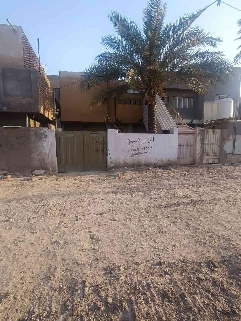 السلام عليكم بيت مساحه 150م كما موضح بصوره يتكون
الطابق الاول مطبخ أو صاله وغرفه نوم أو مجموعه صحيات داخليه والمنور ورى البيت هم بي صحيات
الطابق الثاني معزول كذلك صاله وغرفه نوم أو مطبخ أو صحيات ودرج خارجي وباب 
للاستفسار الاتصال  *********** علي
*********** اياد
