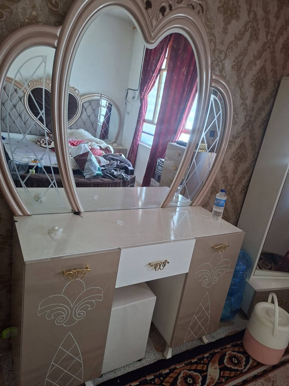 سلام عليكم غرفة نوم مستعمله للبيع ب٧٥٠ وبيها مجال غرفة نظيفه كلش مستعجل على بيتعها 
 عنواني بغداد ***********
