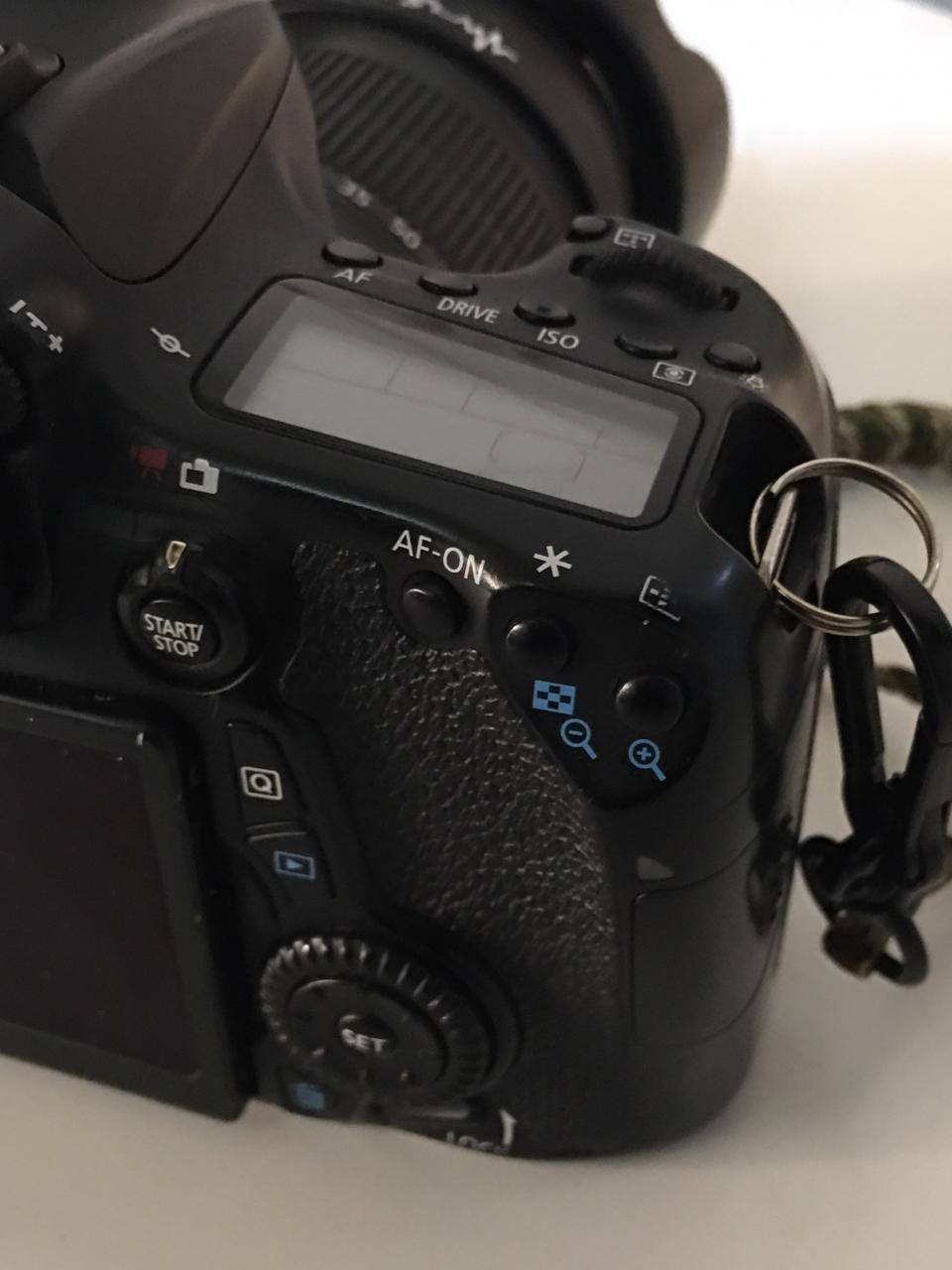 باكيج كامل Canon 70D – نظافة "جيس" وشغل مرتب 📸
لأهل الصنف والمصورين، عندي كاميرة Canon EOS 70D شخصية، الغنية عن التعريف، الكاميرا نظيفة جداً (اخت الجديد) وشغالة 100% بدون أي نقص أو عيب.
المواصفات والملحقات:
البودي (Body): كانون 70D، البودي نظيف كلش ومحافظ عليه.
العدسة: Canon EF-S 18-135mm IS STM – العدسة "الجوكر"، تفيدك بكل شيء (بورتريه، زوم، لاندسكيب) وبيها مانع اهتزاز وفوركس صامت وسريع.
البطارية: الأصلية (LP-E6NH) تعمر وياك وتصمد بالشغل.
الشاحن: الأصلي مال الشركة ويا الكيبل ماله.
الإضافات:
هود (Hood) للعدسة (حماية وشكل احترافي).
حزام يد (Hand Strap) باراكورد شكل مميز وقوة ومتانة.
حقيبة (G-RMA) احترافية، مبطنة ومقسمة من الداخل تحمي الكاميرا والعدسات.
غطاء الحماية للعدسة وللبودي.
السعر خاص .
***********
