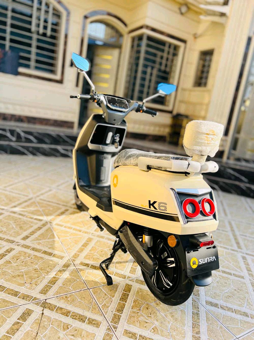 ✨ دراجة سونرا –SUNRA ✨
🚴‍♂️ من الصانع العملاق SUNRA العالمية – موديل 2026
بيها ضمان 3 سنوات ملف 
وا ضمان باتري سنة
وا عقل سنة ونص 
وبي بعد 30 شغله بيها ضمان
كتلوك موجود 
🔰 المواصفات:
🛞 ملف 1500 حقيقي برسنس حقيقي 100 بل 100 يعني جيب مال السوك المكتوب علي 3000 شرط العندي انشط
🔋 6 بطاريات كرافين كرافين مو عاديات  – 26 أمبير ⚡ 72 فولت
🚀 سرعة حقيقية 60 كم/س بتحكم 3 سرع
📏 مسافة مقطوعة بالشحنة الواحدة: 50 – 60  كم (حسب الاستخدام والسرعة والوزن المحمول)
حقيقي مو وهمي الكيج
 نضام P
🔄 نظام الرجوع للخلف R 
🛑 بريك هايدروليك دسك بكفاءة عالية
🌀 دبلات هايدروليك أمامي وخلفي – راحة ونعومة على الطرق
📺 شاشة رقمية لعرض المعلومات والسرعة
🔑 بصمة عدد 2 + تشغيل عن بعد وسويجين
🚨 جهاز إنذار ضد السرقة
💺 كشن سياحي مريح لشخصين
📦 مساحة تخزين واسعة تحت الكشن
🔌 منفذ شحن UPS للموبايل
💡 لد لايت أمامي عالي الوضوح + رماش عالي/واطي
🔴 بك لايت لد بتصميم مميز
🌟 لد أمامي وجانبي نهاري/ليلي عصري
🚦 إشارة رباعية لزيادة الأمان
🦾 استاند عدد 2 (وسطي + جانبي) بي حساس من ينزل ما يمشي المطور 
 ( ألون  مميز ) 
🚀 قوة وأداء لا مثيل له… خيارك الأمثل على الطريق
ماطور رزن تمشي بي 50 وتعوف ايدك لا يمني ولا يسر يروح 
شرط حالو حال الريان اذا ما اضبط 
كلو مختم SUNRA
يوم 2/11  اخذتو ول وصل موجود 
✅ ☎️( ***********)
 السعر 850 بي مجال او مروسه 