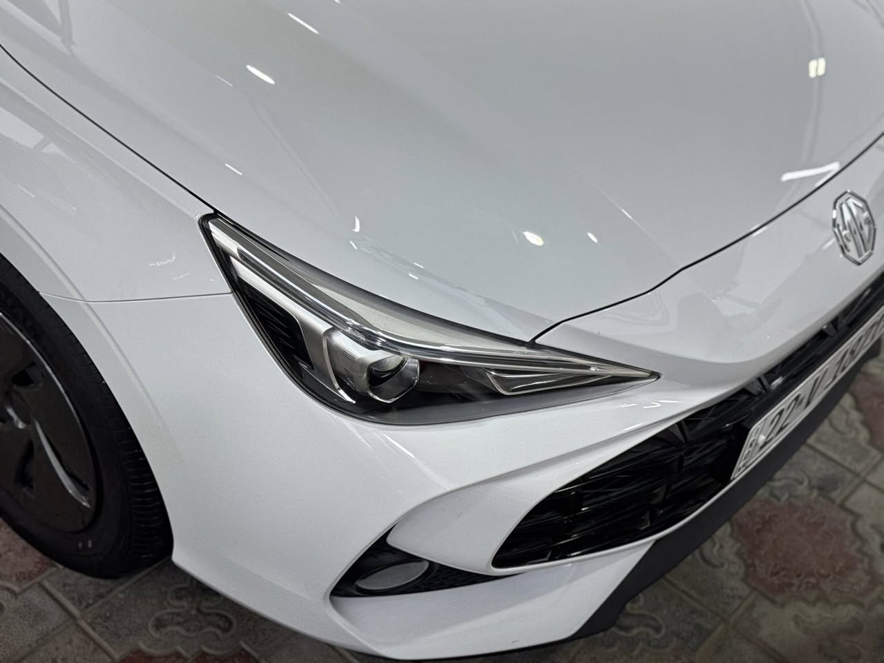 السلام عليكم للبيع
-النوع MG3 
-موديل 2025 
-ماشية 9km قابل لزياده 
-شاشة كبيرة كاربلي وكامرة دواره 
-رقم شمالي أربيل بأسمي وكاله تحويل مضمون 
-إشارة بلمري 
-لايت وبك لايت LED 
-السيارة أخت الزيرو بيها بس ملاحظه زغيره بلباب الخلفي موضحة بالصورة 
-السعر 103 
-للاستفسار ***********
