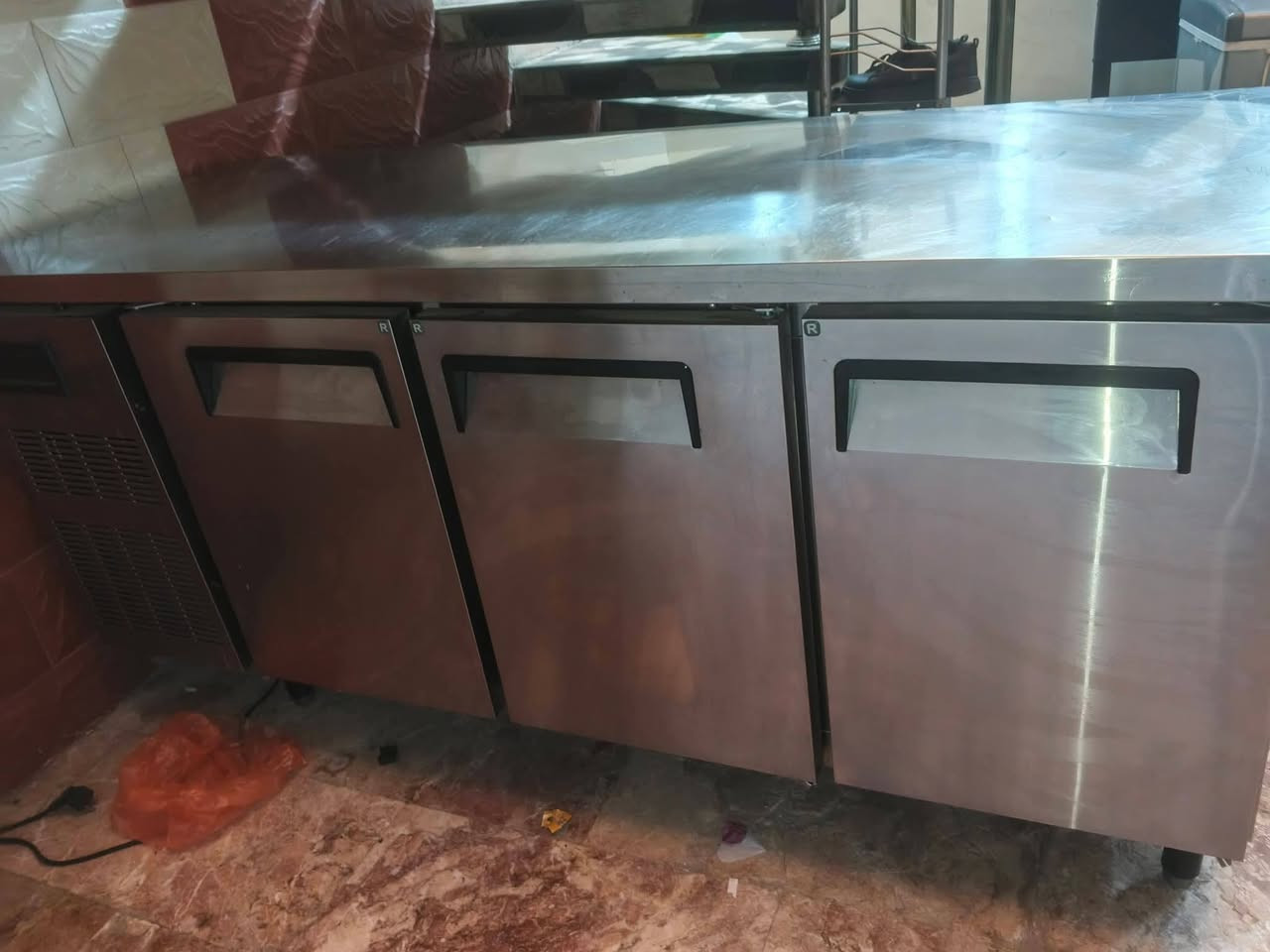 السلام عليكم 

غراض مطعم للبيع 

فتاحه عجين 
عجانه سوريه
كريل بركر
براد او محضره بيتزا

***********
***********

