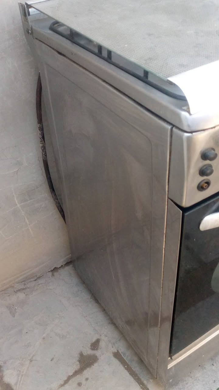 طباخ مصري اربع عيون كله شغال فرن شغال مال بيت نضيف السعر٧٥ تلفون ***********
