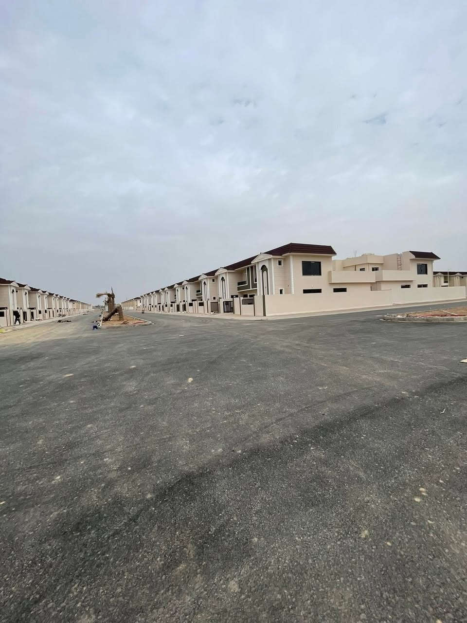 نعلن لكم عن توفر وحدة سكنية ركن  على أربع شوارع موقع مميز جدا للبيع 

في مجمع روان ستي 2

جاهزة للسكن و تسليم مباشر للمشتري 

موقع المجمع : سايدين كوباني خلف المحافظة الجديدة

مساحة الوحدة السكنية : 200 م ركن 

التفاصيل 
تتكون من طابقين استقبال ومطبخ وصحيات   وغرف نوم عدد ٣ وهول وحديقه وكراج سياره 

موقع الوحدة : ركن ومميز على أربع شوارع 

علما انه تم اجراء تعديلات و اضافة لمسات راقية على الوحدة السكنية من قبل صاحبها 

السعـــر : عل خاص لطفاً 

* نستقبل جميع عروضاتكم السكنية 🏠 والتجارية 🏡 بكافة مناطق كركوك  
............................_.....

للمزيد من المعلومات اتصل بالأرقام التأليه ***********
او مراجعة مكتب عدن 
الكائن في 
سايدين حي عدن بدايه سايدين مقابل مجمع الجوهره السكني
