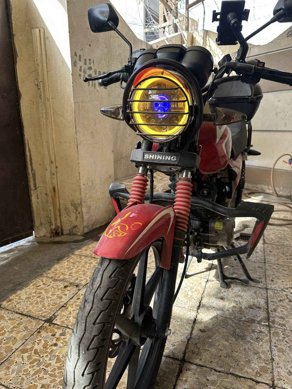 دراجة شايننك موديل ٢٣ نازلة ب٢٤ الدراجة متروكة مامشتغلة فقط كم ساعة وماشية ٣ الف فقطط 
عليها اضافات 
كلج هايدوليك 
عدسة مشتت فافون
درع احمر 
لد خلفي
صندوق
السعر ٩٥٠ الف قفلللل 
اوراق مابيها فقط مكاتبة المعمل
مكاني بغداد الكرخ الثانية تقاطع الشرطة الرابعة 
***********
