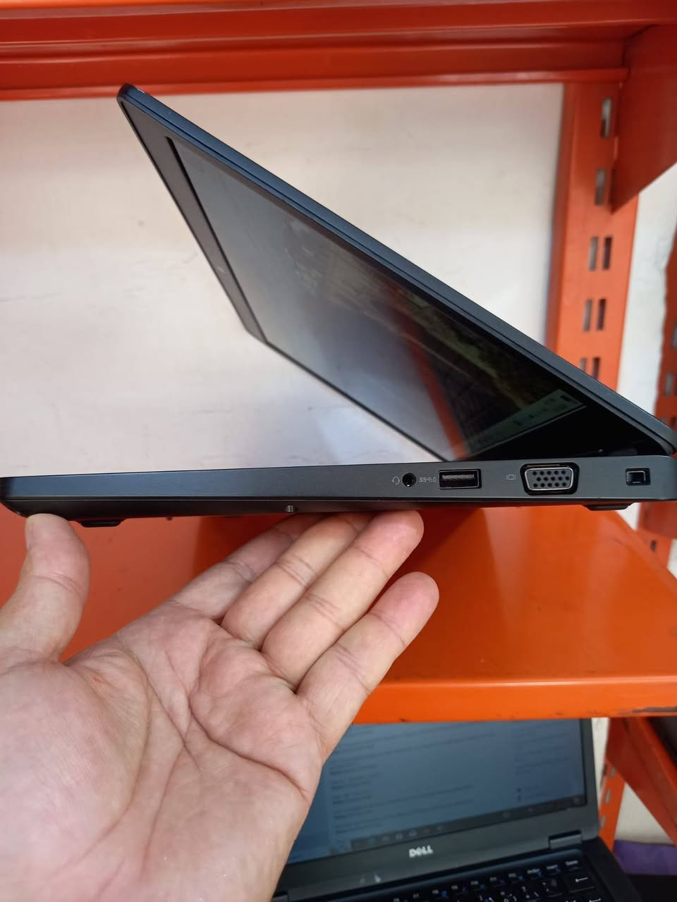 لابتوب دل dell 5490
المعالج كور اي 7 الجيل 8
الهارد    256.     ssd  m.2
الرام 8.  ddr4 
كارت الشاشة  4  شير 
حجم الشاشة  14 
يحتوي على منفذ تايب سي للشحن او نقل البيانات
نظام التشغيل ويندوز 10 عربي  
الملحقات شاحنة اصلية وجنطة 
السعر  260
***********
***********
يوجد توصيل

متوفر 
تتوفر مجموعة لابتوبات بأسعار مناسبة ومواصفات مختلفة
