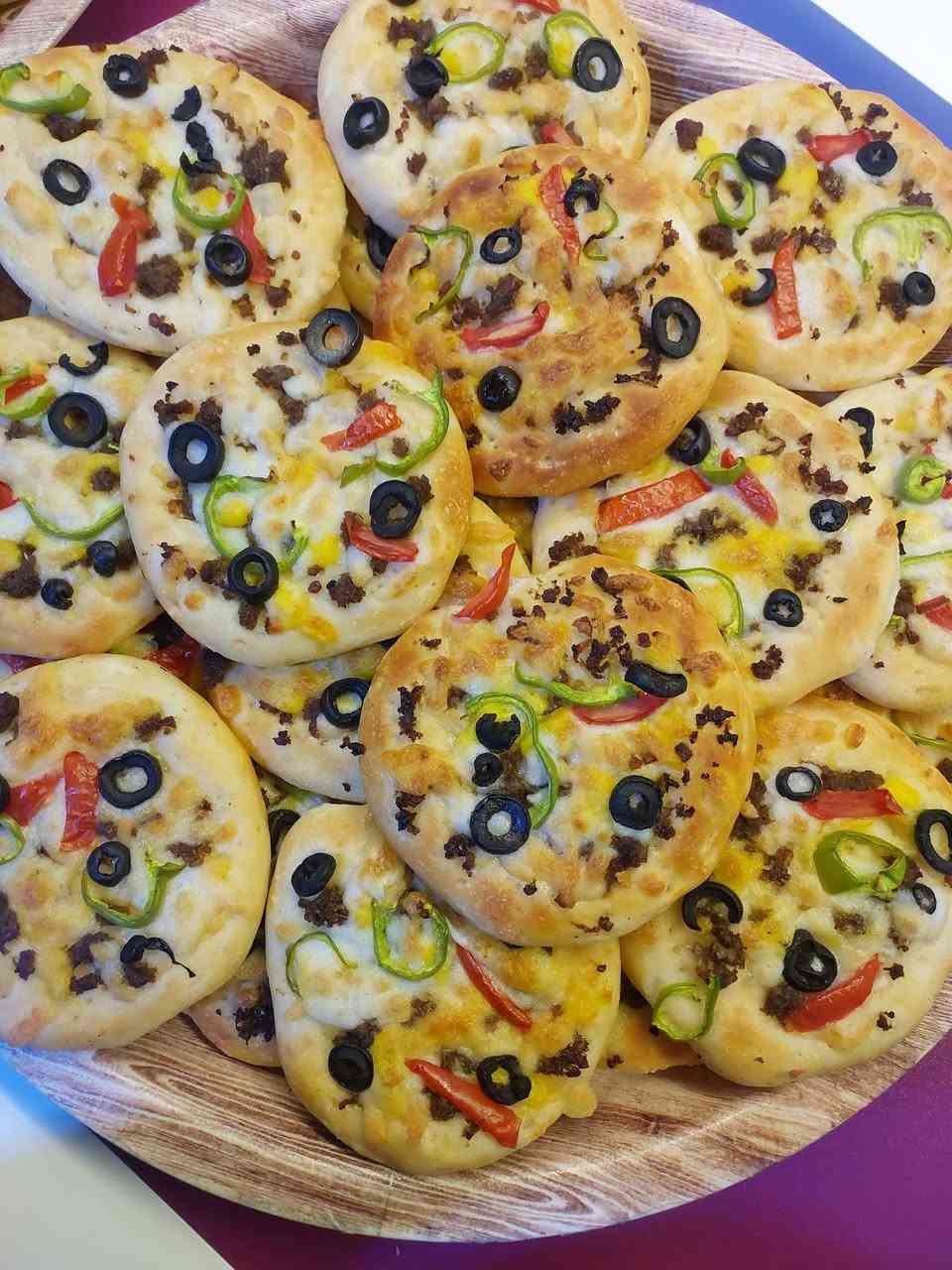 🍕✨ مني بيتزا طازجة بحشوات منوعة ✨🍕
لأن الذوق يختلف، وفرنالكم ألذ أنواع المني بيتزا بحشوات متنوعة تناسب الجميع 😍
 🌟 لحم شهي 🌟 صوصج لذيذ 🧀 مع جبنة ذائبة وخضار طازجة بطعم لا يُقاوم
مخبوزة يومياً وطازجة من الفرن مباشرة 🔥
📌 مناسبة للضيافات، السناكات، ولمّة الأهل والأصدقاء.
💛 جربيها مرة... ورح تصير من طلباتج المفضلة!
العدد : ٢٠ قطعة ب ١٠ 💰💰

📞 للطلب والاستفسار:📬📬 ***********
 ***********
بغداد المحمودية مجمع القادسية
#كليجة_الجود #مني_بيتزا #دجاج #لحم #صوصج #طعم_يستاهل_التجربة 🍕💕
