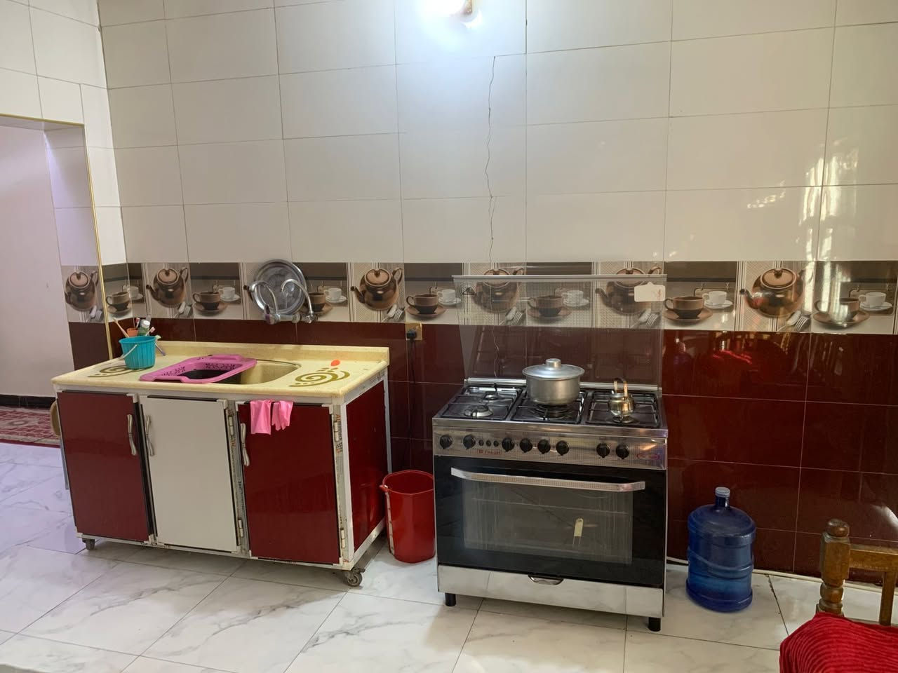 دار للبيع المساحه 200 متر
يحتوي على 3 غرف نوم وصاله وستقبال ومطبخ وصحياة وحمام العنوان حي الوحده خلف مجمع القمه مرجعة مكتب الكعبي للعقار *********** وتساب اتصال
