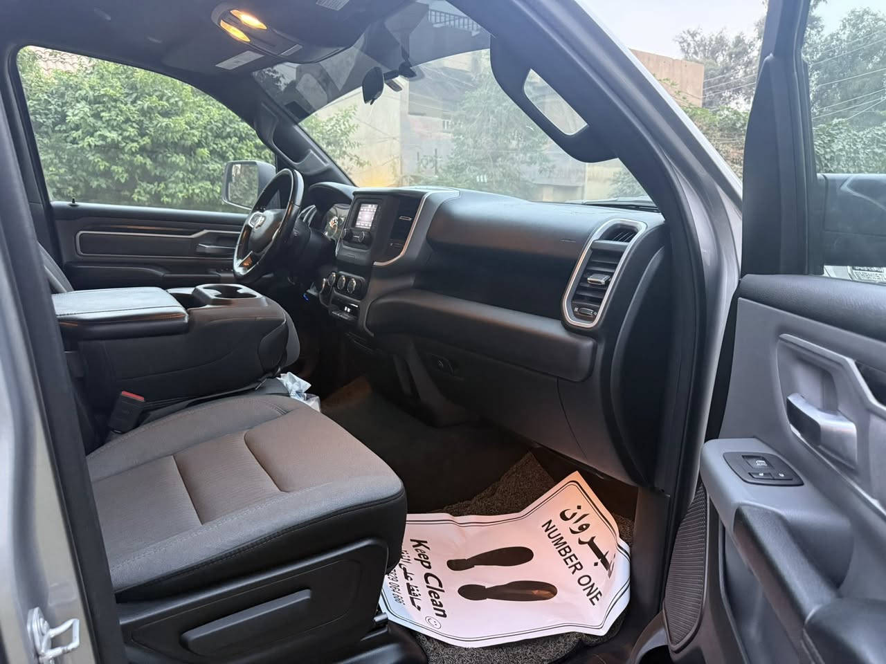 السلام عليكم 
دوج رام موديل 2022 
بك هورن موصفات المعروفه 
محرك 8 سلندر 5700
عليه منضومه غاز يعني ماكو صرف بانزين
حادثه جاملغ وبنيد وشويه بالباب 
بنيد مبدل نفس الون او صبغ قطعتين 
ماشيه 77 m الف
***********
