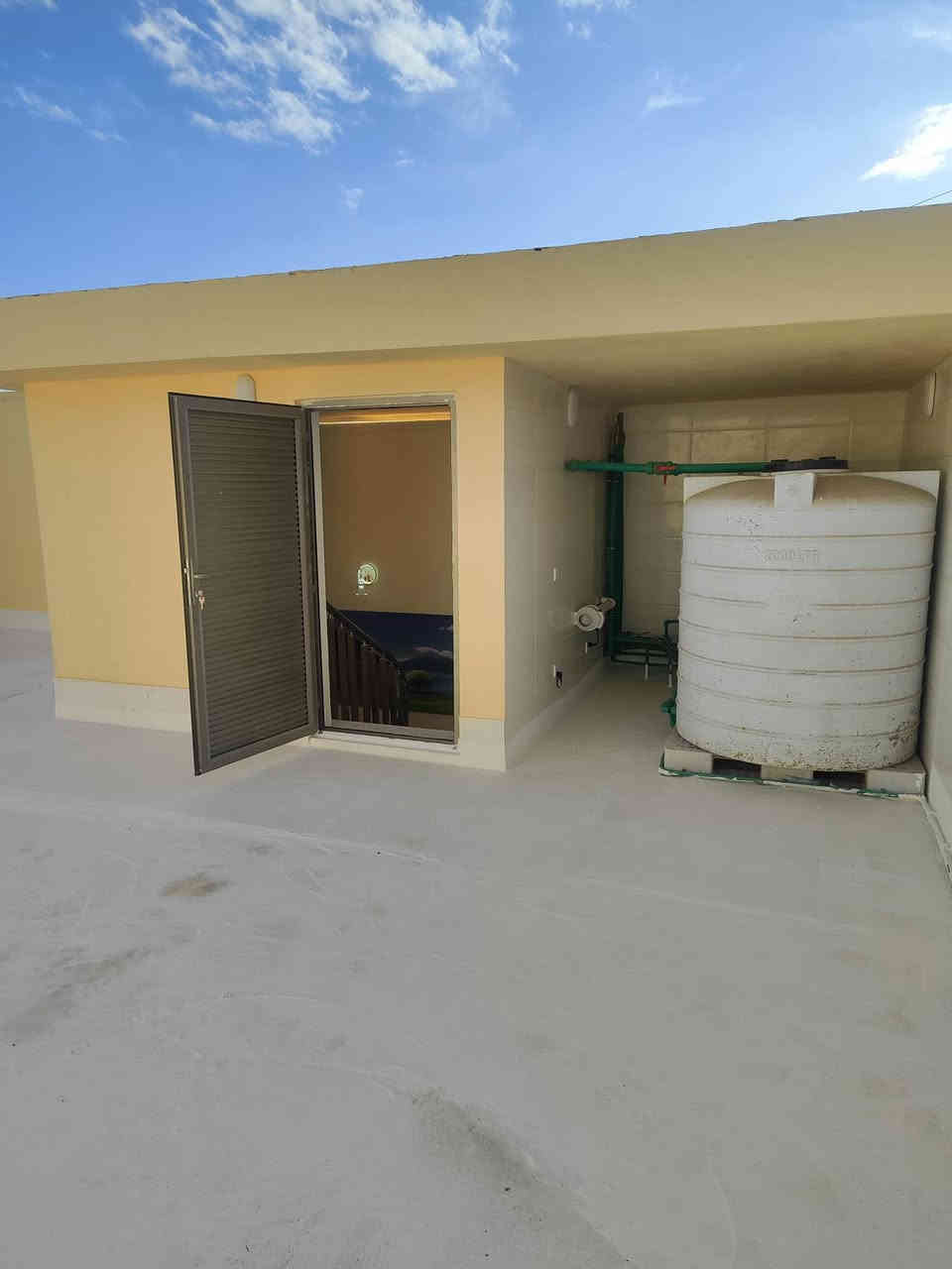 السلام عليكم..
بيت مساحه ١٠٠متر  طابقين علاشارع تبليط  البيت بناء طابوق  كامل مكمل شغل درجه اوله  مثل ماموضح بتصوير يحتوي علانضام كامرات  البيت مواثث وجاهز السكن يباع هوا والاثاث كامل
الموقع ابو الخصيب  يبعد عن سوك ابو الخصيب ٥٠متر  جنس العقار طابو زراعي سند ٢٥ 
السعر ١٦٠ وقابل للتفاوض 
الاستفسار علارقم***********
