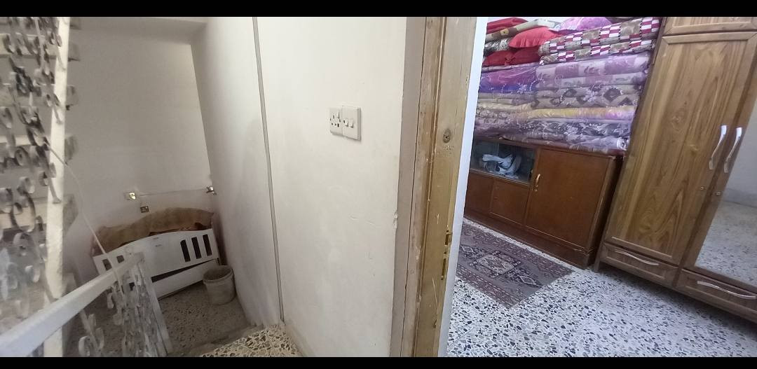 السلام عليكم دار للبيع 
الدوانم شارع سكله  ابو موسى ٥٠ متر طابقين الواجه ٥ النزال ١٠ خدمات كامله  
الاستفسار ***********
