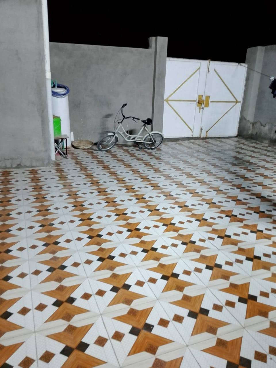 سلام عليكم بيت طابوزراعي خلف شقق الزيتون  220متر جاهز من كلشي كله سيراميك ماء كهرباء تبليط موقع البيت ركن غرفتين صاله مطبخ براني صحيات داخليه اوخارجيه ***********مكتب السجاد للعقار
