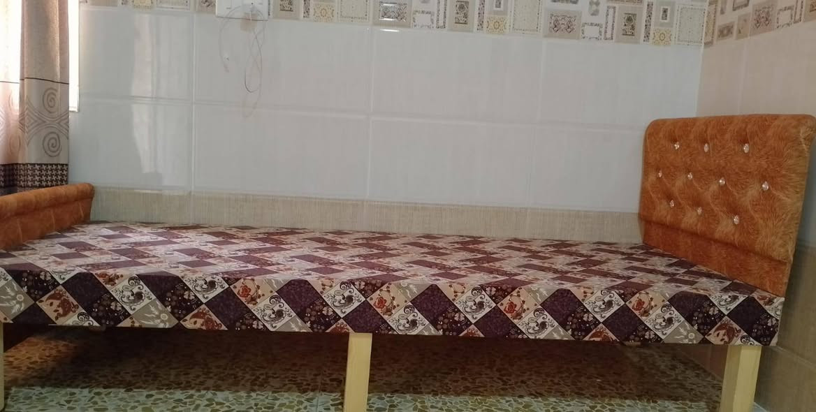 سلام عليكم 

لدينا تخت نفر واحد لبيع
لتفاصيل والاستفسار عن السعر يرجى الاتصال بالارقام التالية 

***********
***********
