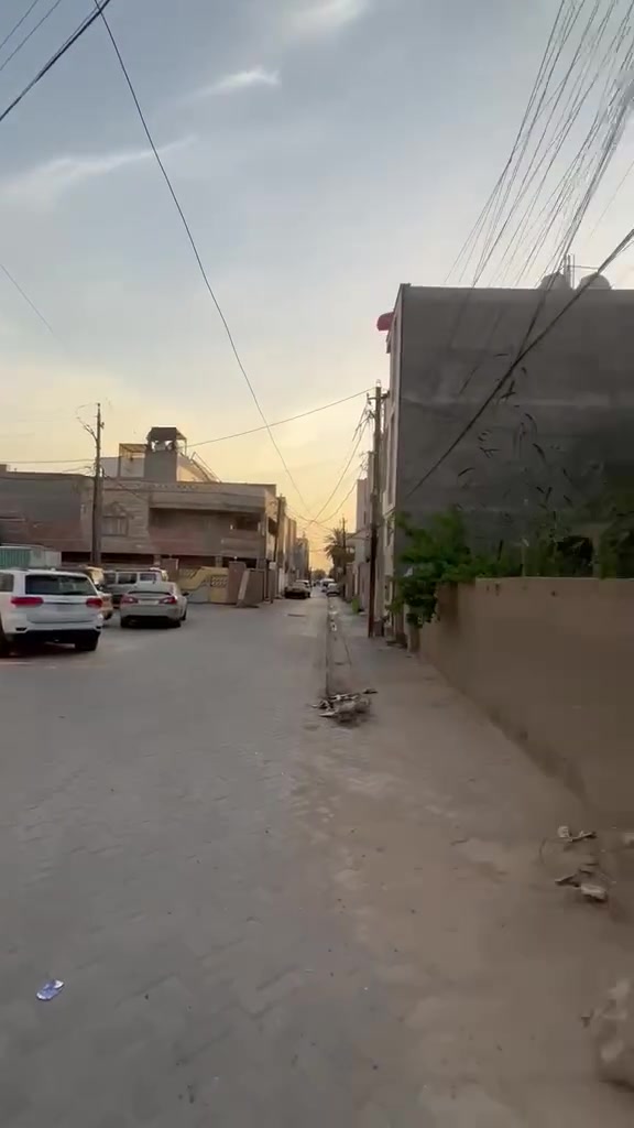بيت للبيع  صالح للسكن يباع قطعة ارض المساحه 200م واجهه 10م النزال 20 يباع بالكامل او يتقطع نصفين بمساحه 100 م واجهه 5م موقع مميز على شارع عريض ومساحات مفتوحه الموقع النواب نهاية شارع لحوم الحوراء للاستفسار الاتصار على الرقم 
***********

