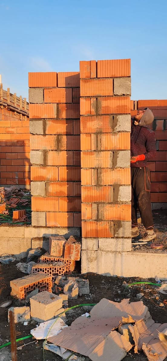 السلام عليكم كادر بناء شقل درجة أولى أسعارها مناسبه انجاز سريع  للاستفسار الاتصال *********** يوجد واتساب أو مراسلة الصفحة
