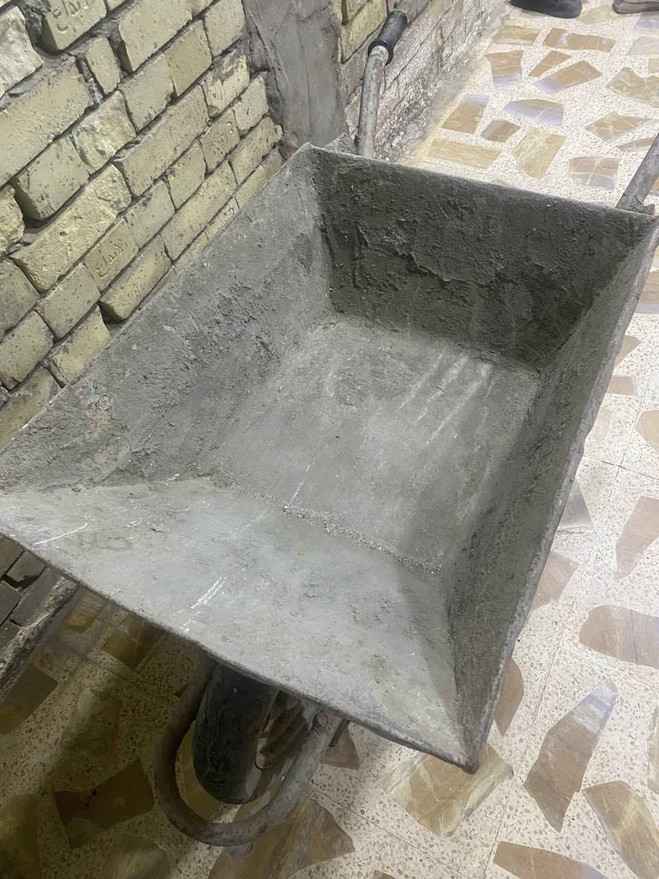 السلام عليكم عربانه مال عماله توصا تاير جديد للبيع العنوان الربيع موبايل ***********
