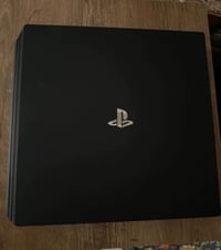 للبيع ، بلي 4 برو 1 تيرا،  جهاز اون لاين غير مهكر كامل الملحقات، مع 2 ...