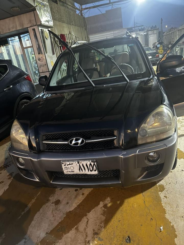 توكسان ٢٠٠٨ رقم بغداد الجديد بيها جهت السايق جارده مصبوغة بالسابق وبيهانقص شغلات بصيطه يرادلهن تبديل مكان السياره الحله سعرها ٩٠ ورقه وبيها مجال بصيط للاستفسار   ***********
