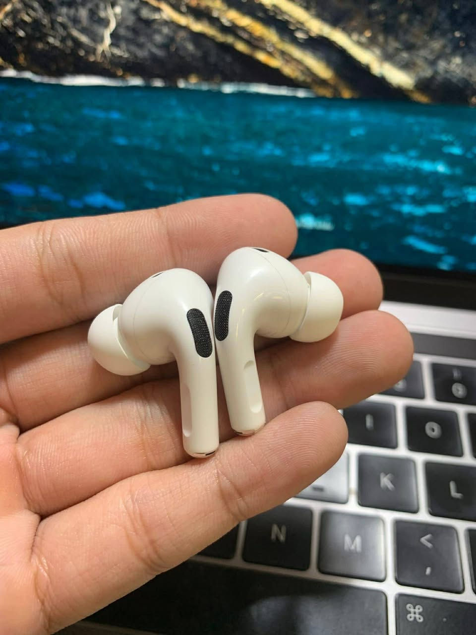 Air pods pro 2 الجيل الخامس
ابل اصلي أمريكي باله نظافتها 100% 
فل بدون باكيت وي حافظتها وكيبل تايب سي 
#عزل_صوت تحديد موقع #صوت_محيطي 
صوت انعكاسي ، بدون ايكلود فحص قبل دفع 
سعره 25 توصيل مجاناً بيع مستعجل بسبب وصول حاوية 
تواصل واتس اب ***********
