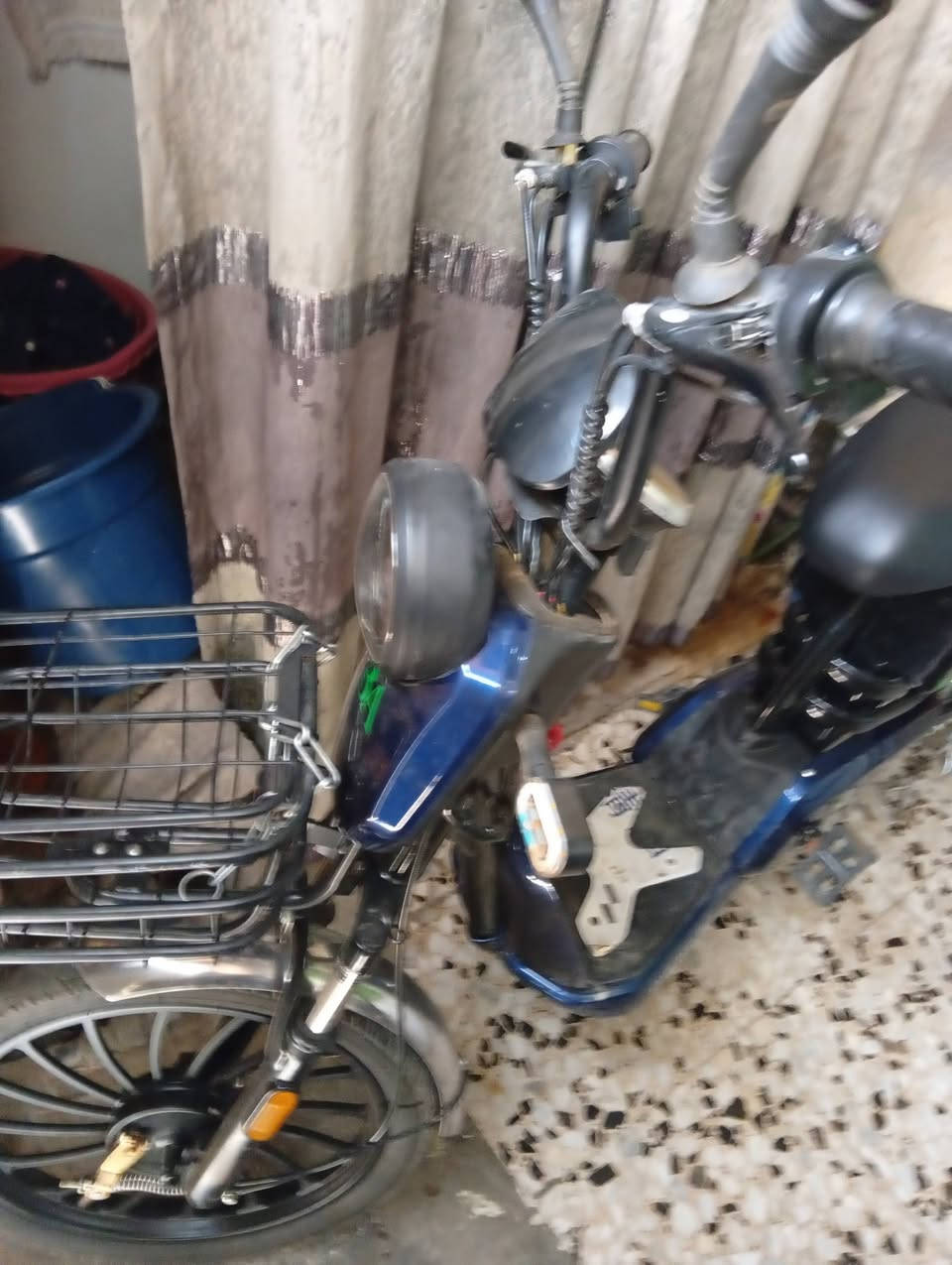السلام عليكم للبيع دراجه شحن حجم عشرين شغاله نضيفه 100بالميه طك كارتون بعده جديده السعر 300 وبيه مجال للشراي مكانو بغداد كراده داخل ***********
