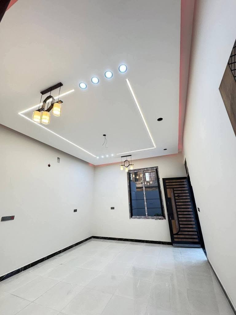 🏡 دار حديث للبيع – فول مواصفات
📍 الموقع: البصرة / أبي الخصيب – البهادريه
🔹 قريب على الشارع العام الداخلي (السايدين)
📐 المساحة: 200 متر
🏗️ نوع البناء: حديث – طابقين
✨ تفاصيل الدار:
• 6 غرف نوم (سويت)
• استقبال واسع
• صالتين مريحة
• مطبخ حار + مطبخ بارد
• صحيات حديثة عدد 10 داخليه وخارجيه 
• كراج سيارة
📜 نوع الملكية: طابو زراعي عراقي رسمي 
📞 للاستفسار: *********** البصرة, العراق
