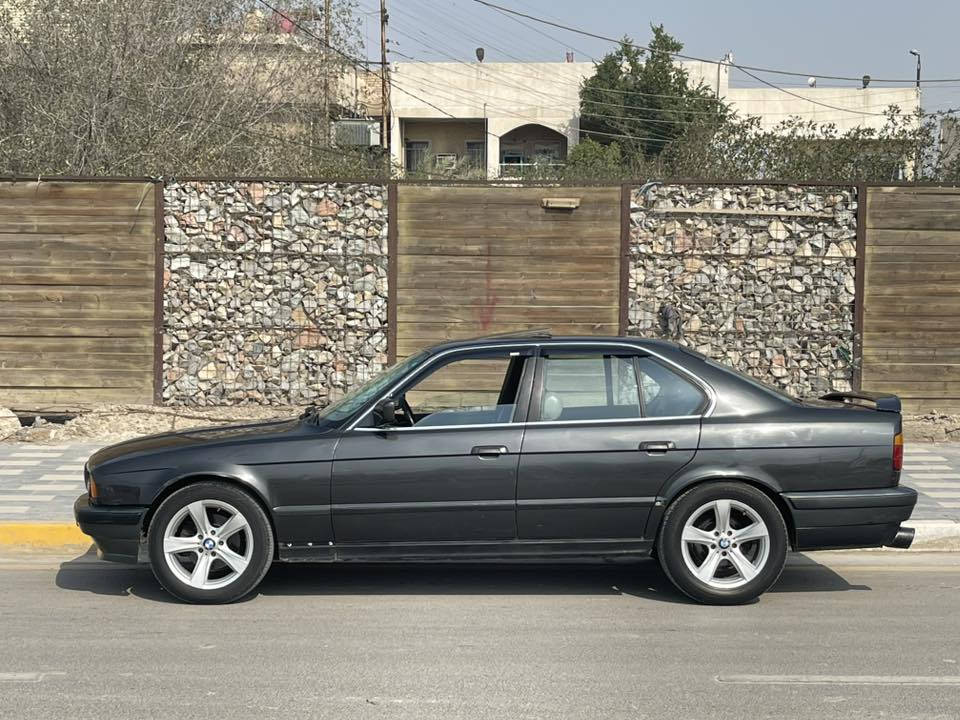 بي ام 520 مسكر عدل 1990 كير عادي 
سيارة حلوه ومرتبه جام كهرباء سلايد شغال طكتين تبريد عاطل بسمي رقم بغداد شرط تحويل ثاني يوم السعر 50 وبي مجال بسيط للبيع فقط 
***********
