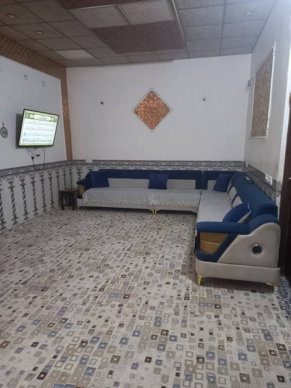 السلام عليكم 
دار للبيع ٢٠٠م قاطين دور الزراعة الثالثة بعد الركن ثاني قطعة بعد الركن من شارع الجامع اربع غرف نوم ٢طابق أرضي و ٢ طابق ثاني كراج زائد حديقة إستقبال ٤في٦ مطبخ٤ في ٥ صالة٤في٨ حمام غربي زائد ترك خلفي الطابق الثاني غرفتين نوم زائد حمام شرقي زائد صالة ٤في٨ تأسيس البيت بالكهرباء والماء والمجاري بمواد درجة أولى أرضية كرانيت سقوف ثانوية ازارة سيراميك السعر مناسب حتى إذا يبقى مبلغ حسب الاتفاق للستفسار ***********
