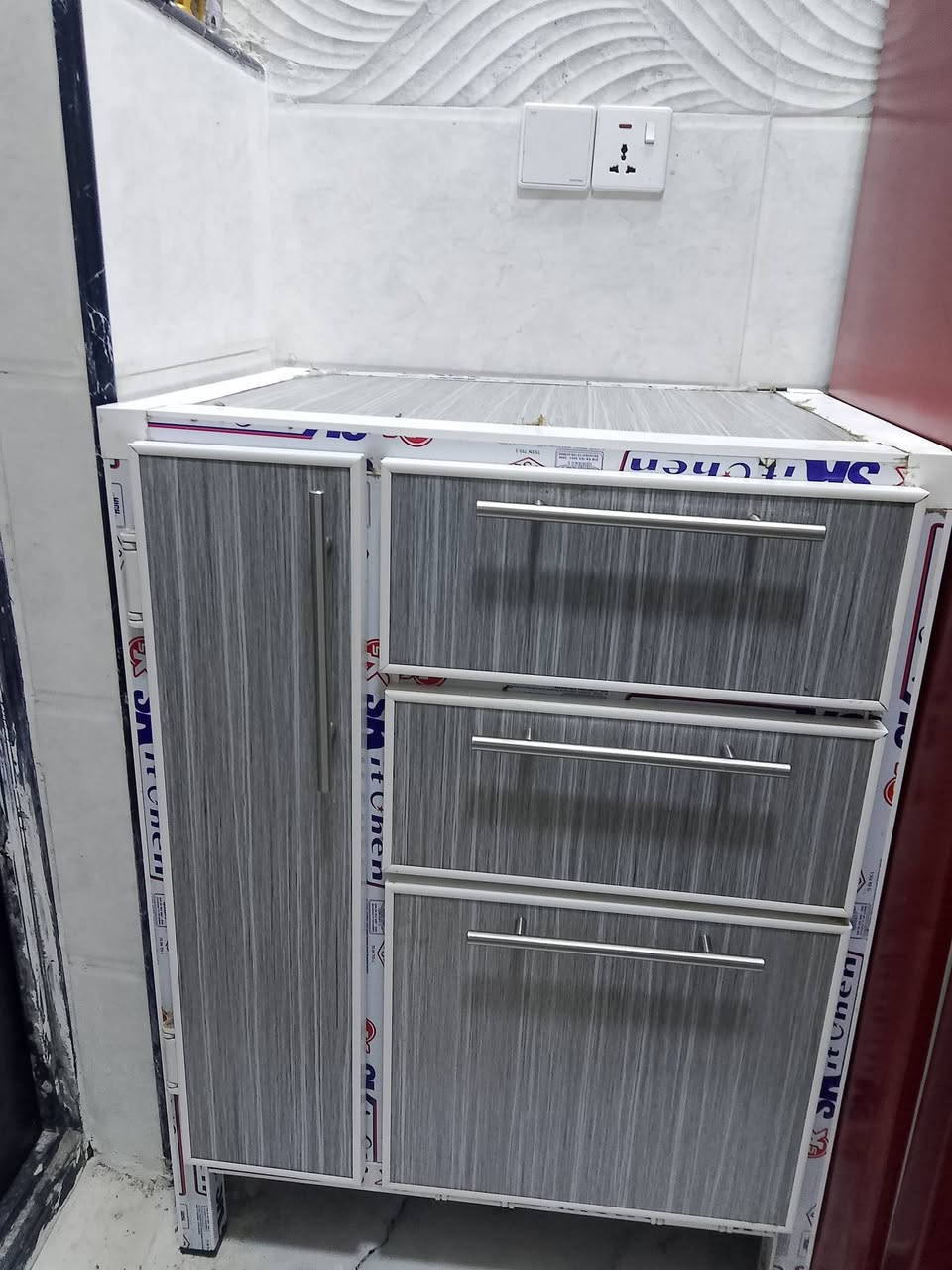 السلام عليكم عيني كاونتر مطبخ وسنك جديد نظيف جداً بدون ملحق فقط كاونتر وسنك مثل متشوفون كدامكم للبيع السعر 300 وبي مجال لتواصل على الواتساب او على الفيس بوك  ***********
