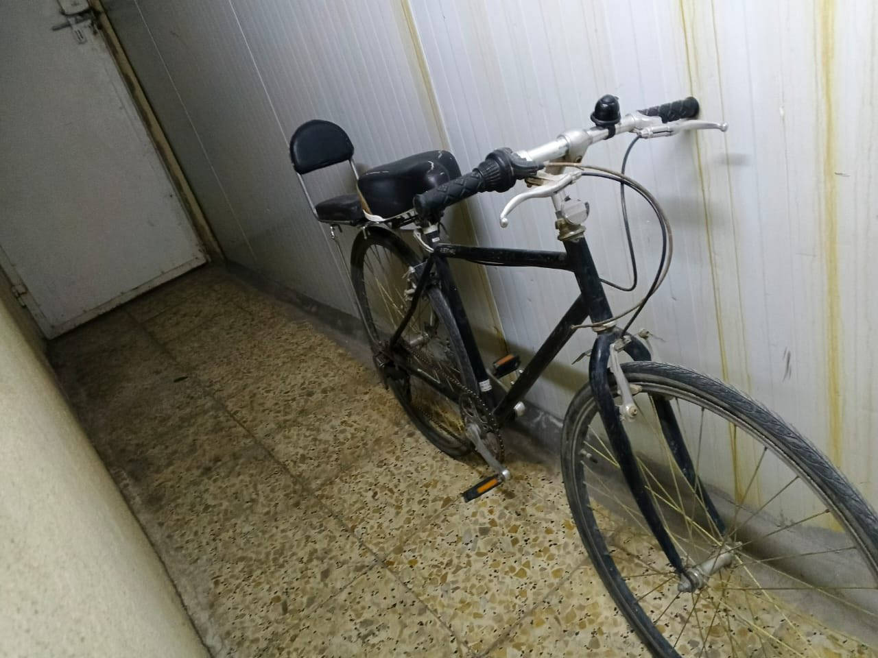 بايسكل نظيف للبيع كل نقص مابي مكاني بغداد الدوره سعره 100رقم الهاتف ***********
