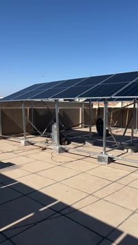 منظومة شمسية • ٣٤ لوح ٦٤٠واط • ٥ بطاريات ١٦كيلوواط