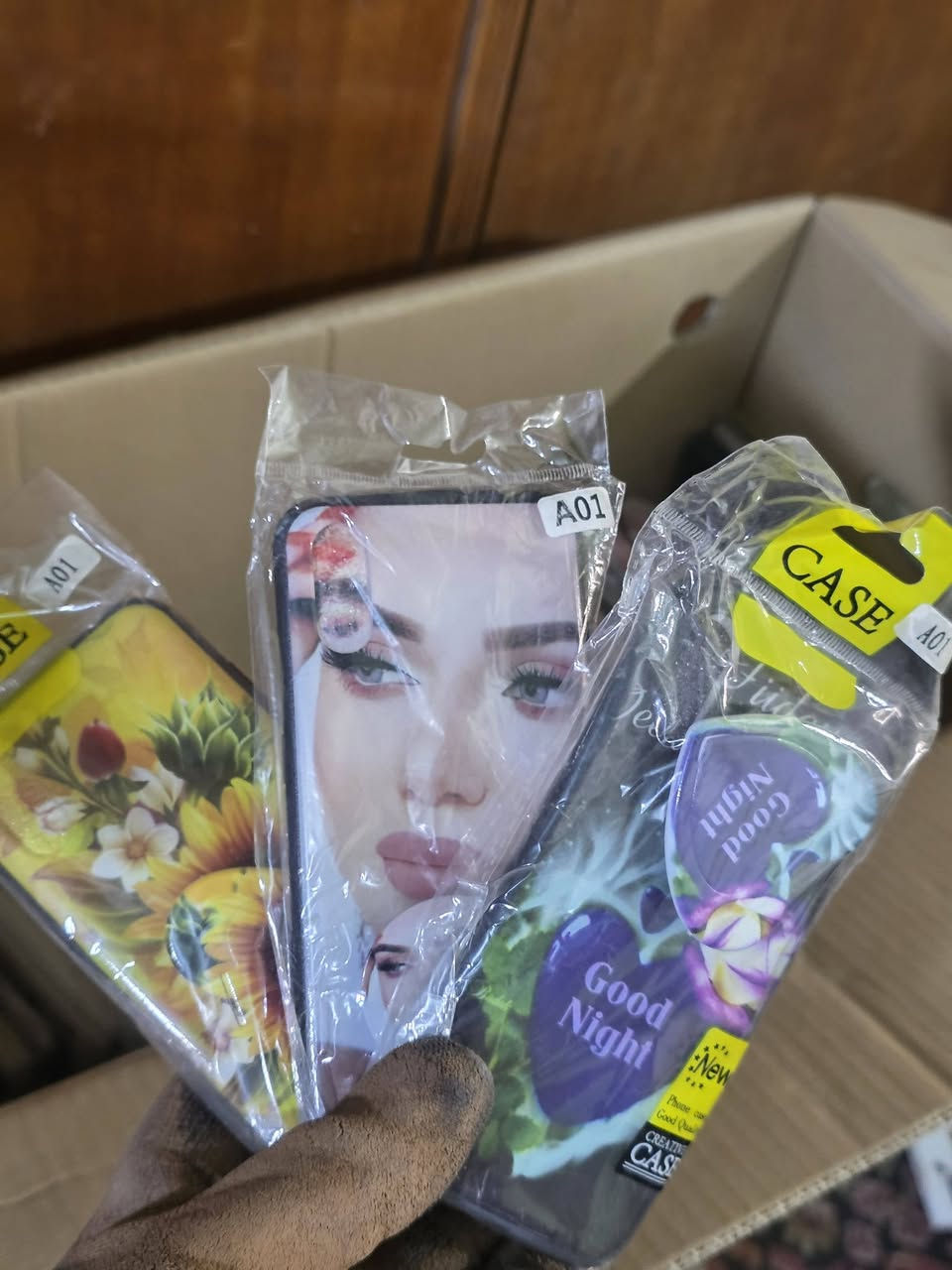 شلعه كفرات عدده اكثر من {{ 1,600 حافظه  }} متنوعه بيه حافظات اجهزه قديمه وجديد سعره (( 400,000 الف )) يتواصل مع الشخص على هذا الرقم *********** 
المكان مركز ميسان  العماره
