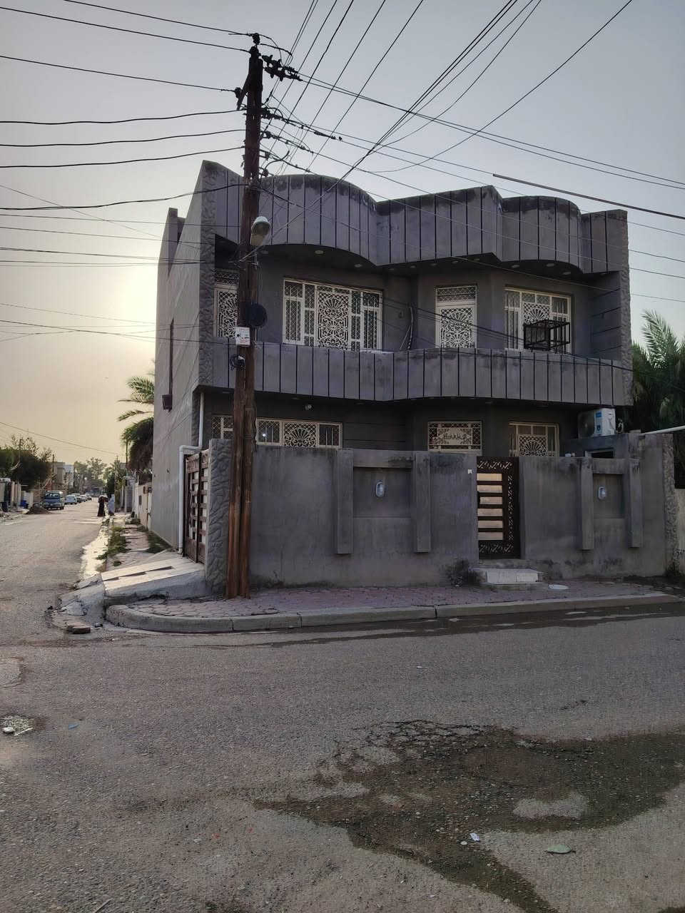 بيت للبيع 
المساحة 150 متر 
ركن على اربع شوارع 
يتكون من طابقين وبيتونه بيه غرفه 
يحتوي الطابق الاول 1️⃣
استقبال 
صالة 
ومطبخ حار بارد 
وغرفة نوم 
وصحيات داخلية وخارجيه 
ومنور 

الطابق الثاني 2️⃣
ثلاث غرف نوم 
صحيات 
صالة 
 
الطابق الثالث 3️⃣
غرفه 
وبيتونه 

البيت في قضاء المدائن في القادسيه قرب مسجد سعد
للتواصل واتساب ***********
