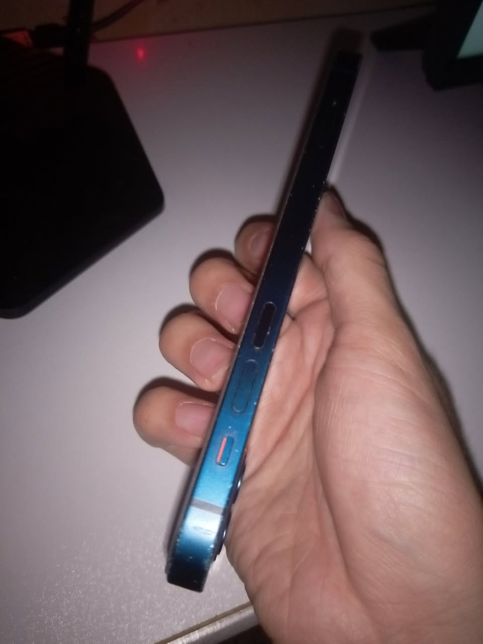 ايفون 12 العادي ذاكرة 256 مبدل بس بطارية وكل شي شغال فيس ايدي شغال بس بي خلل بالمايك مال اتصال بس من تفتح سبيكر يشتغل ومن تلبس سماعه هم يشتغل السعر 280 وبي مجال بسيط مكاني بغداد الشعب 
***********
