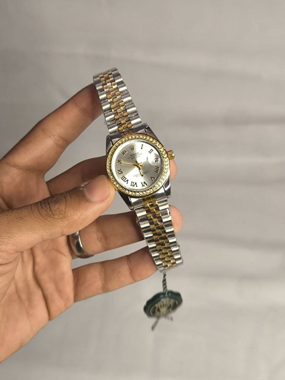 ساعة رولكس نسائي تحفة
تحفة فنية
لمحبات الاناقة والتميز 
مكينة كوارتز 
 ميناء ابيض نازك مع ارقام رومانية مزودة بمنفذ تاريخ 
هيكل مصنوع معدن نيكل روم لامع مع طوق روز كولد مشذر دايموند
 سير ستانلس ستيل تو كلر
دبل قفل   
الساعة مختمة بالكامل 

السعر : 35لف ع اول تم 
للحجز والاستفسار خاص


**إذا كنت صاحب هذا الإعلان وتريد حذفه لأي سبب، رجاءا أرسل رسالة إلى الدعم الفني**