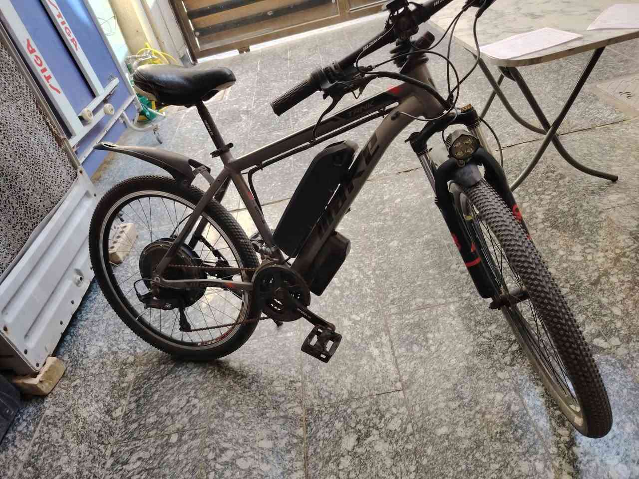 السلام عليكم 
بايسكل شحن اصلي ماركة MAKE 🚴 
الدراجة الاكثر مبيعاً

. مصنوع كليا من الالمنيوم
. دبل امامي هايدروليك 
.يتحمل وزن ١٨٥ كيلو
. ماطور كبير ٥٠٠ واط حقيقي 
. بطارية ليثيوم  ٤٨ فولت 10 امبير (عمر البطارية الافتراضي ٣ سنوات )
.يقطع مسافة 20-50 كيلومتر 
. سرعة تصل الى 50 كيلومتر
. بريك هايدروليك دسك امامي وخلفي
. شاشة ملونة كبيرة لعرض معلومات
‏. USB شحن للموبايل
. حجم 26” 
. كير 27  نمر خلفي وامامي 
. اضاءه امامية واضح جداً
. واقيات مطرية اصلية امامي وخلفي 

. يعمل :
1- بايسكل عادي
2- دراجة شحن 
3- بايسكل مساعد
مكاني بغداد البياع  ***********وتساب+اتصال 
السعر  450 الف
