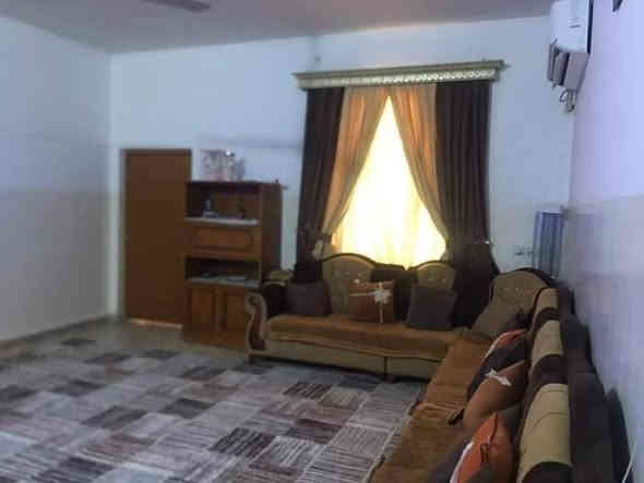 دار للايجار
المساحة ٣٠٠ متر 
طابق واحد غرفتين نوم صالة كبيرة واستقبل كبير والمطبخ حار وبارد حولي كبير كراج يتسع سيارتين مع حديقة كبيره  مع بيتونه كبيره حي العسكري الشركه قرب جمعية الحظره  /ت *********** /***********
